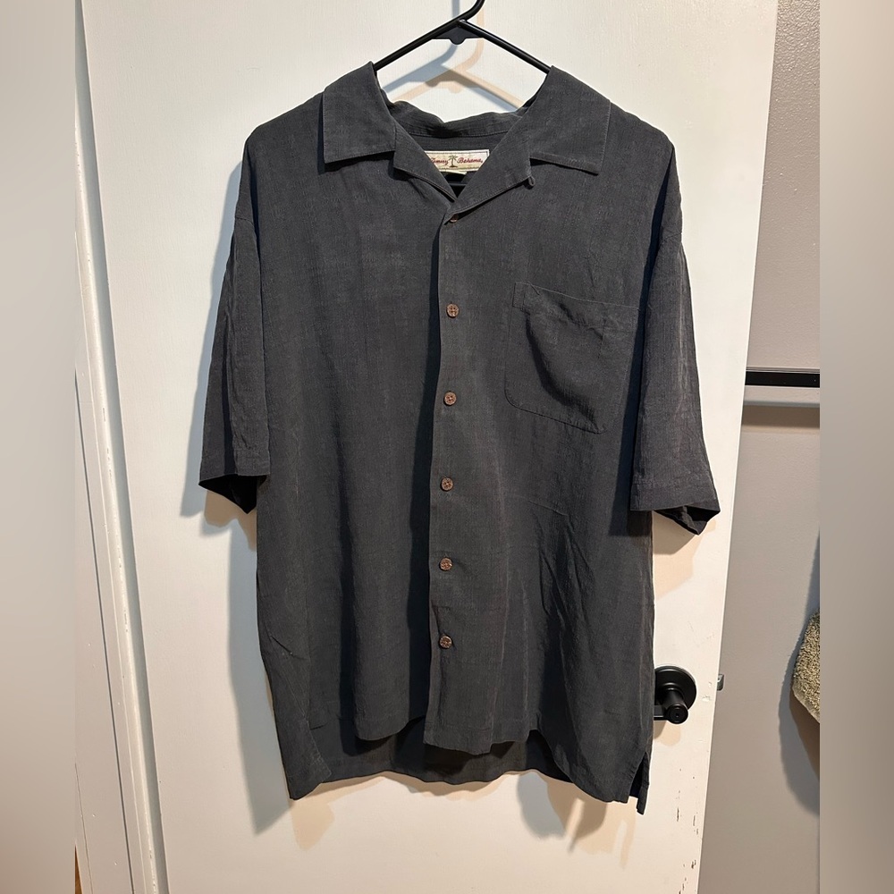 Tommy Bahama Black Marlin Lounge shirt 100% silk with an embroidered back design